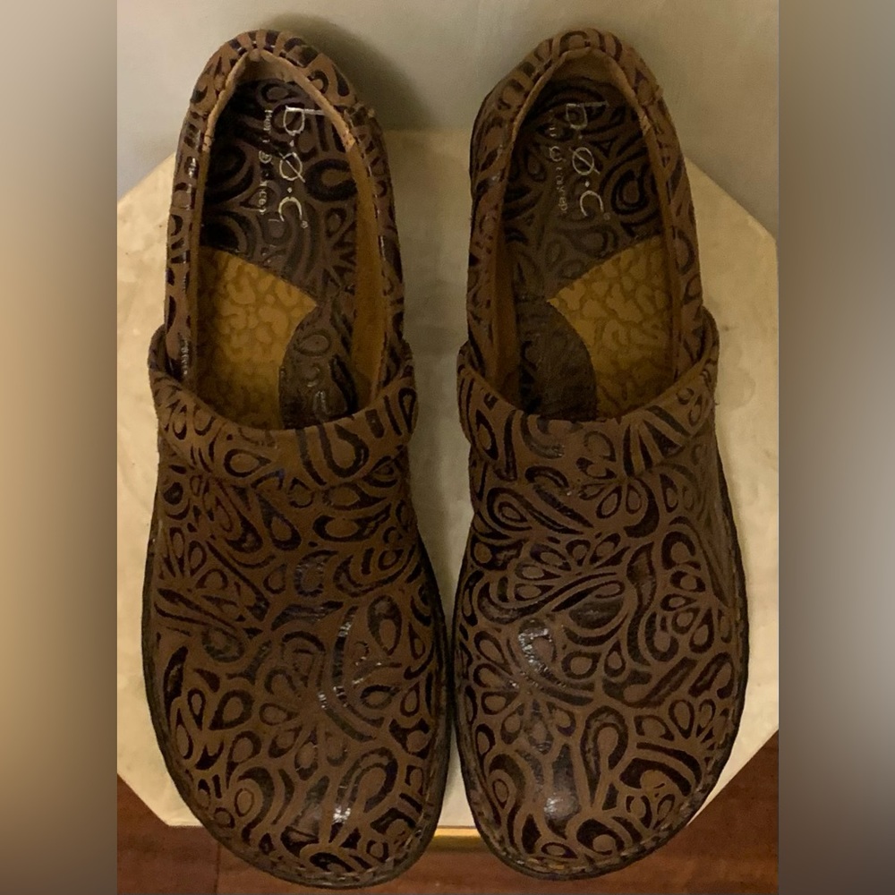 B.O.C BORN PEGGY Women’s Clogs Brown Tumbled Tooled Leather Slip On Shoe Size 9